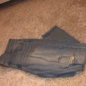 🎁Charolette Russe boyfriend jeans with holes!!!💙